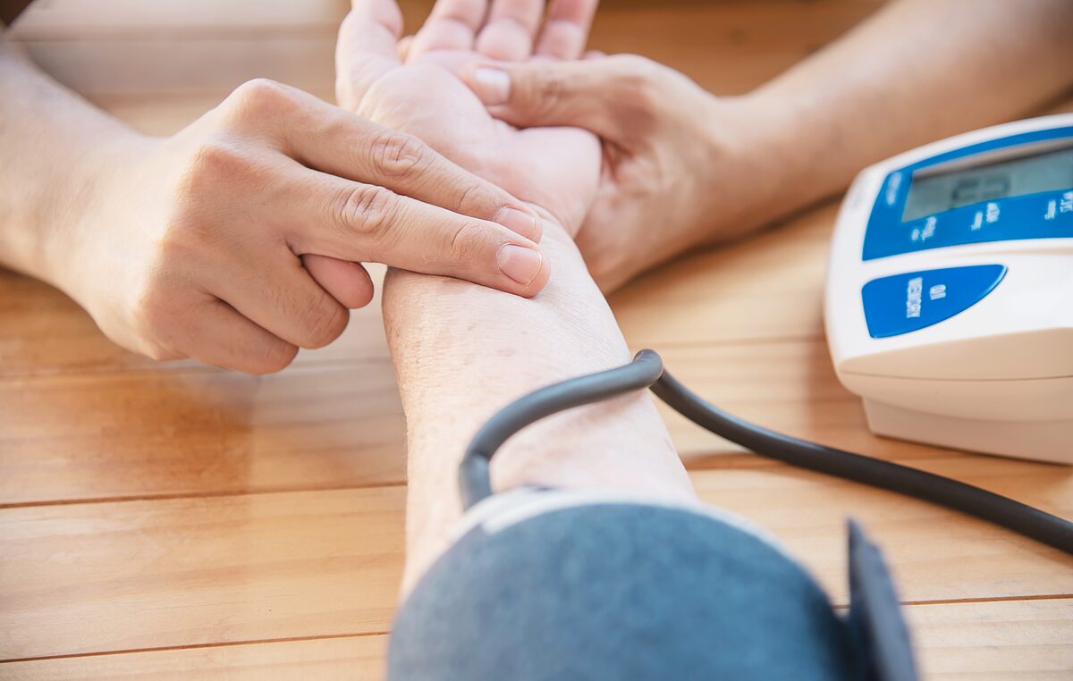 ارتفاع ضغط الدم – طبيب يقيس ضغط الدم لمريض بجهاز قياس الضغط في مصحّة لاروز